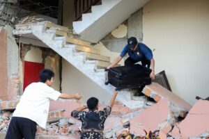 Terremoto de magnitude 7,7 deixa ao menos dois mortos na Indonésia