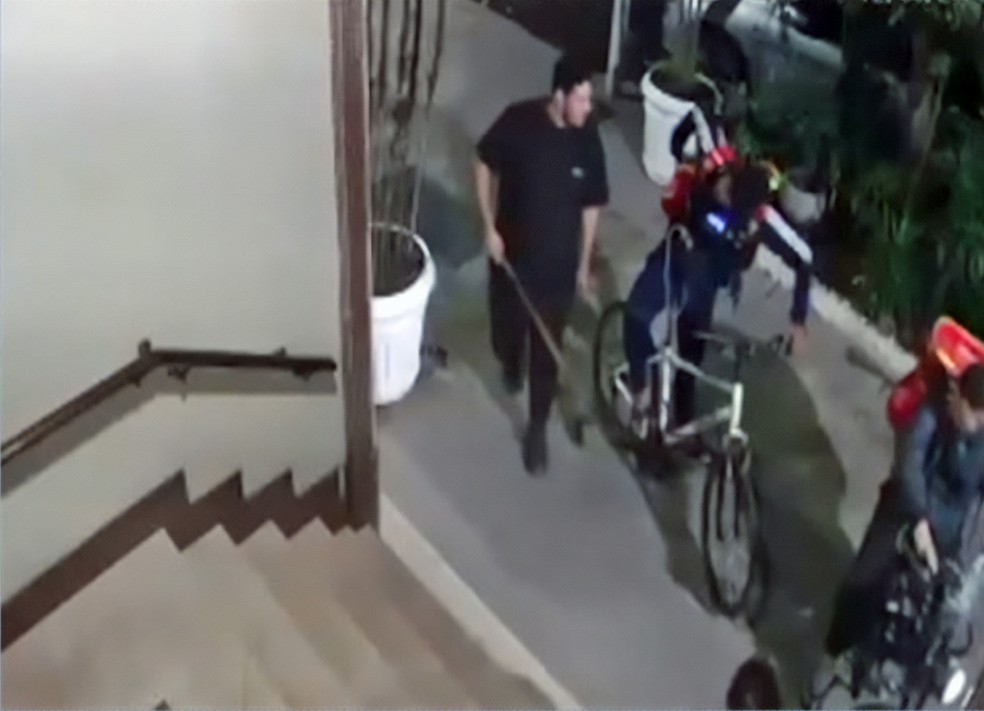 Homem com vareta deu 30 pauladas em Cláudio — Foto: Reprodução/TV Globo