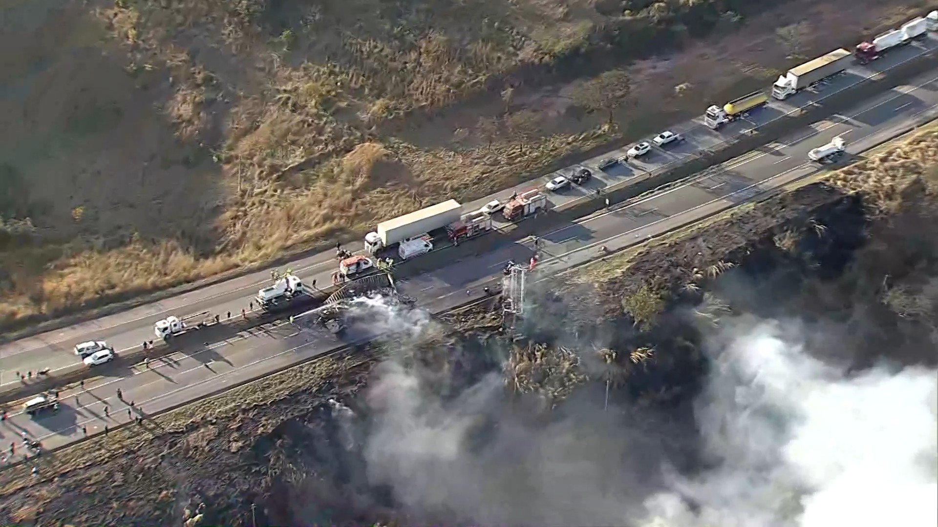 Congestionamento se formou na BR-040 que ficou interditada. — Foto: TV Globo