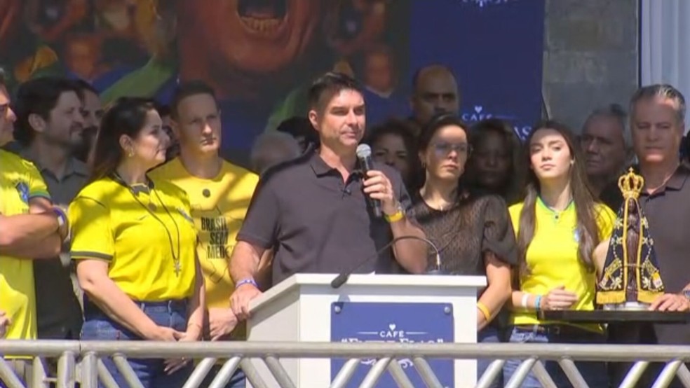 Ao lado de Simone Marquetto, ex-prefeita de Itapetininga (SP), Flávio Bolsonaro disse que, se eleito presidente da República, indicará ministros que ‘respeitem a Constituição’ — Foto: Paulo Oliveira/TV TEM