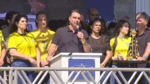 Flávio Bolsonaro critica STF e diz que indicará ministros que 'respeitem a Constituição'
