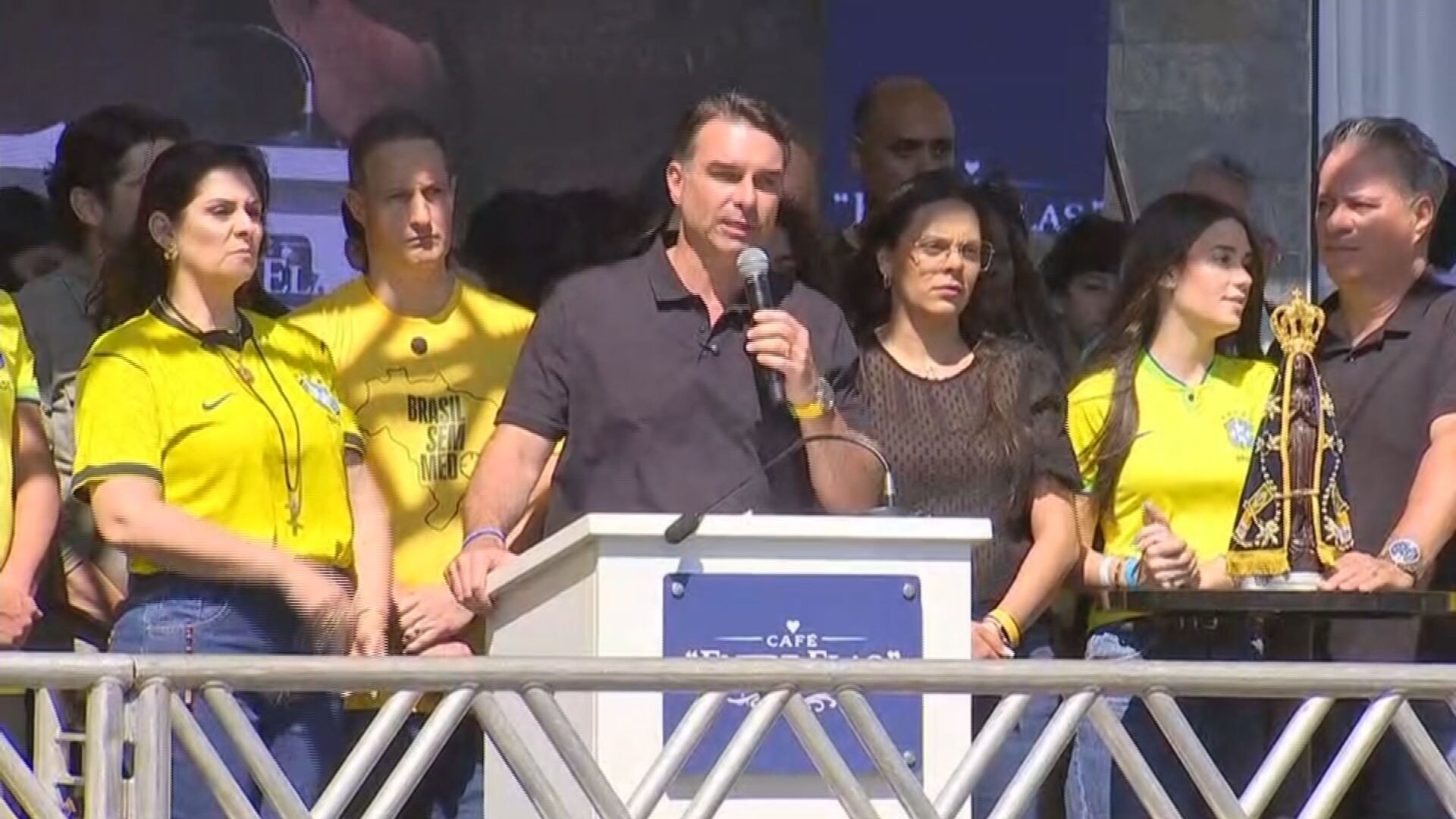 Flávio Bolsonaro critica STF e diz que indicará ministros que 'respeitem a Constituição'