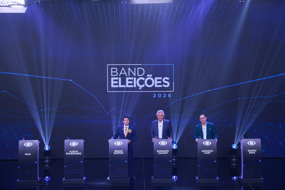 Augusto Cury (Avante), Renan Santos (Missão) e Ronaldo Caiado (PSD), candidatos à Presidência da República nas eleições 2026, participam do primeiro debate promovido pela TV Band em parceria com o Estadão no estúdio da emissora na R. Carlos Cyrillo Jùnior, 92, em São Paulo. Púlpitos dos candidatos ausentes Flávio Bolsonaro (PL) e Luiz Inácio Lula da Silva (PT) e Romeu Zema (Novo) permanecem no palco — Foto: Daniel Teixeira/Estadão