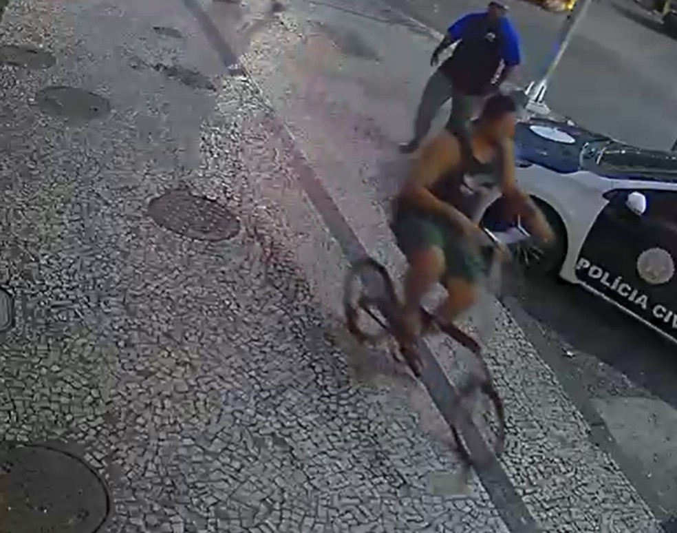 Segurança preso pelo espancamento de Cláudio Rafael chegou à DP para depor pedalando bicicleta da vítima — Foto: Reprodução