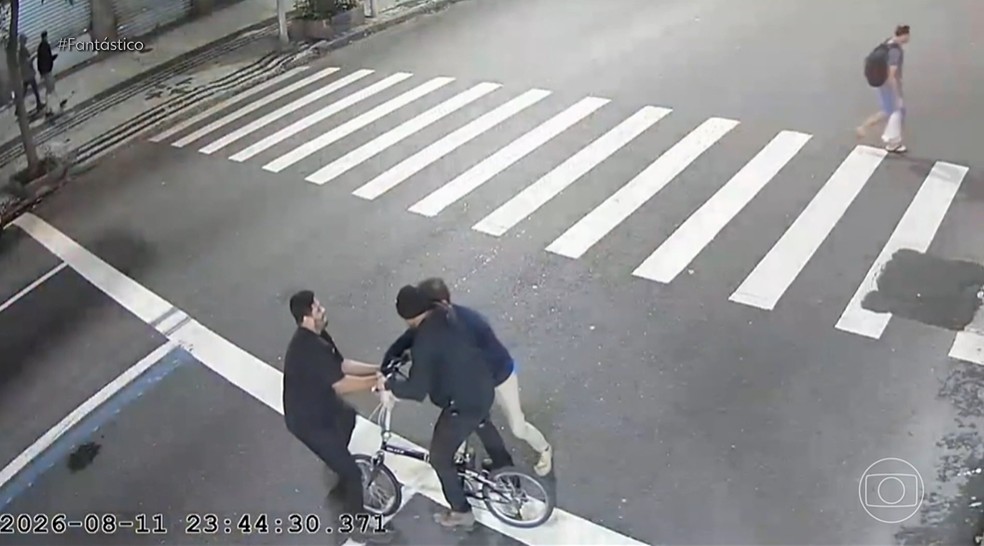 Perícia aponta 63 pauladas em homem que sofreu linchamento em Copacabana; veja novas imagens — Foto: Reprodução/TV Globo