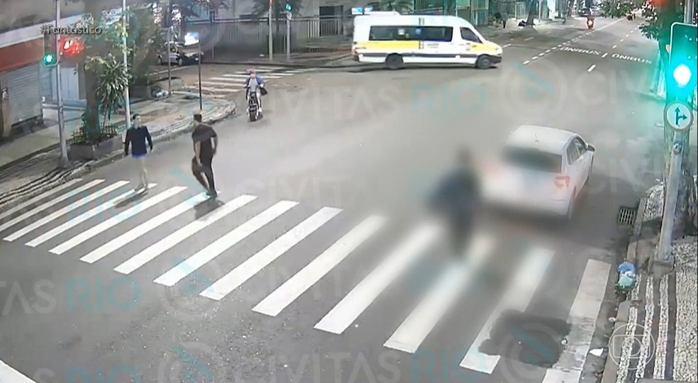 Novas imagens mostram como começaram agressões a homem que sofreu linchamento em Copacabana. — Foto: Reprodução/TV Globo