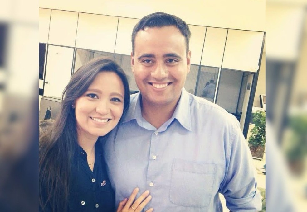 Thalita Tavares e Alexandre Alves na redação da TV Anhanguera — Foto: Alexandre Alves/Arquivo pessoal
