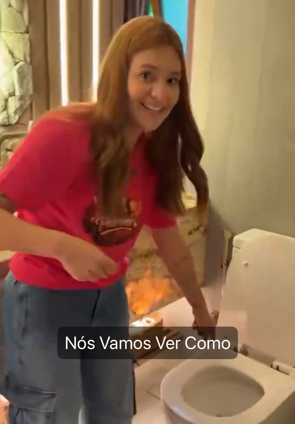 Viih Tube esconde moeda de seu reality dentro do vaso sanitário. — Foto: Reprodução