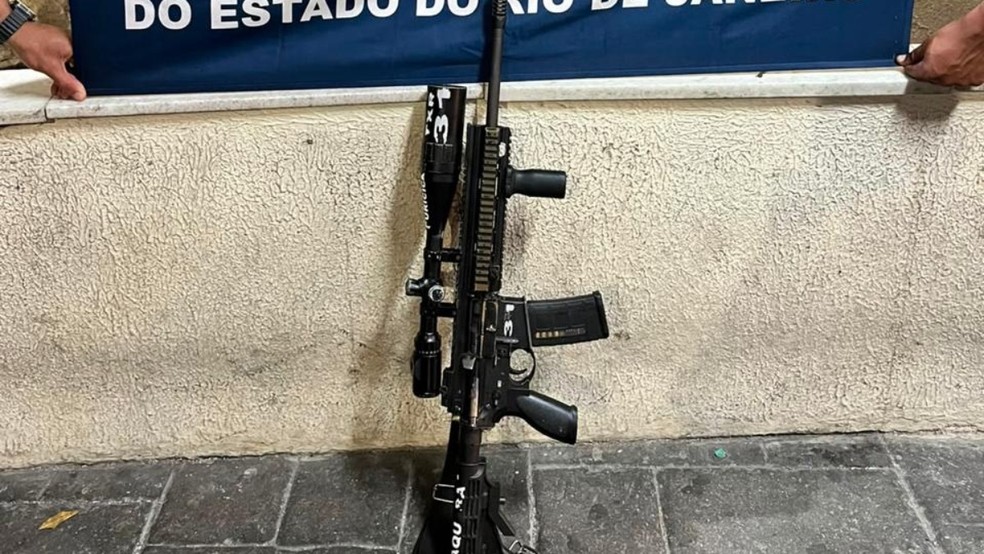 Fuzil apreendido pela PM durante a troca de tiros na  Estrada da Boiuna — Foto: Divulgação