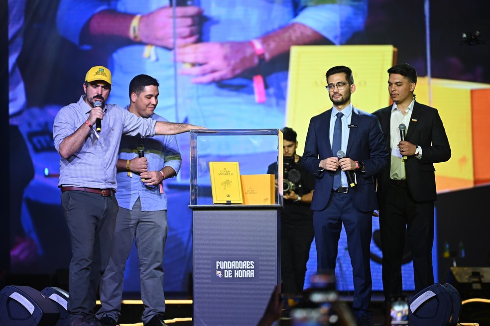 Deputado Kim Kataguiri apresenta o "Livro Amarelo" durante evento do partido Missão em São Paulo — Foto: Roberto Sungi/Ato Press/Estadão Conteúdo