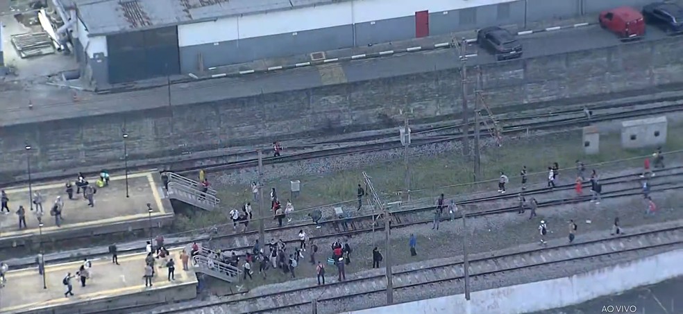 Pessoas caminham pelos trilhos após trem da Linha 8-Diamante descarrilar — Foto: Reprodução/TV Globo