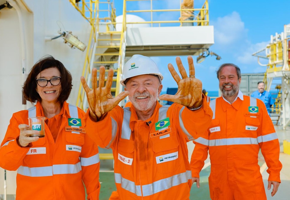 Presidente da Petrobras, Magda Chambriard, conduz visita de Lula e Alexandre Silveira à sonda NS-42, na Margem Equatorial — Foto: Divulgação/Ricardo Stuckert