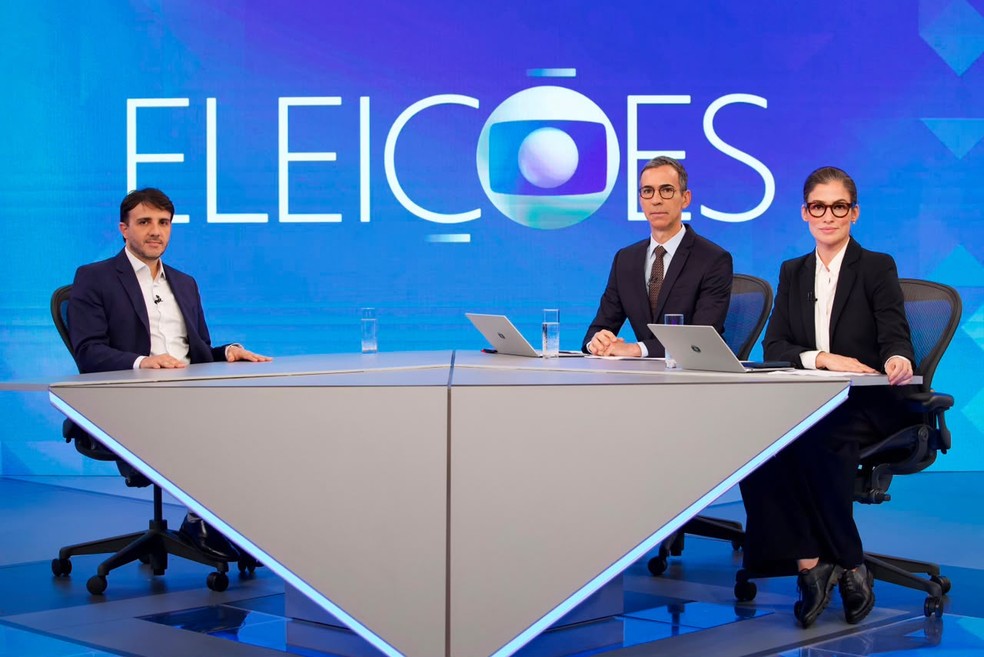 Renan Santos (Missão) com Renata Vasconcellos e César Tralli nos Estúdios Globo. — Foto: Globo/ Manoella Mello
