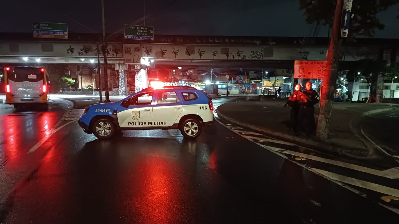 Bope faz operação na Cidade de Deus, no Rio; criminosos fecham vias